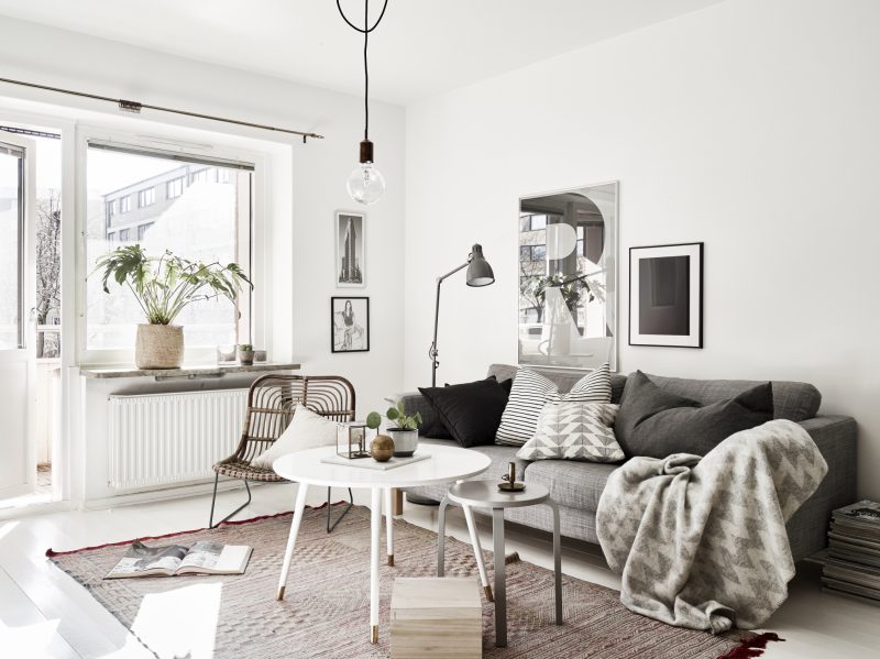 Kleine woonkamer in een klein Scandinavisch appartement van 47m2