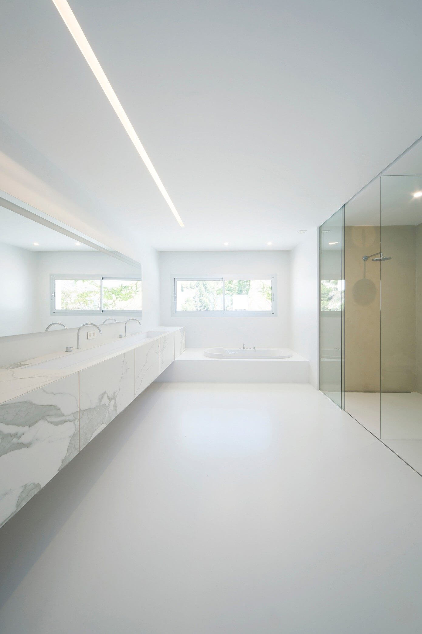 Deze luxe minimalistische badkamer moet je zien! –