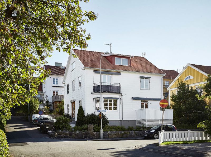 Grote tuin van vrijstaande villa in Zweden