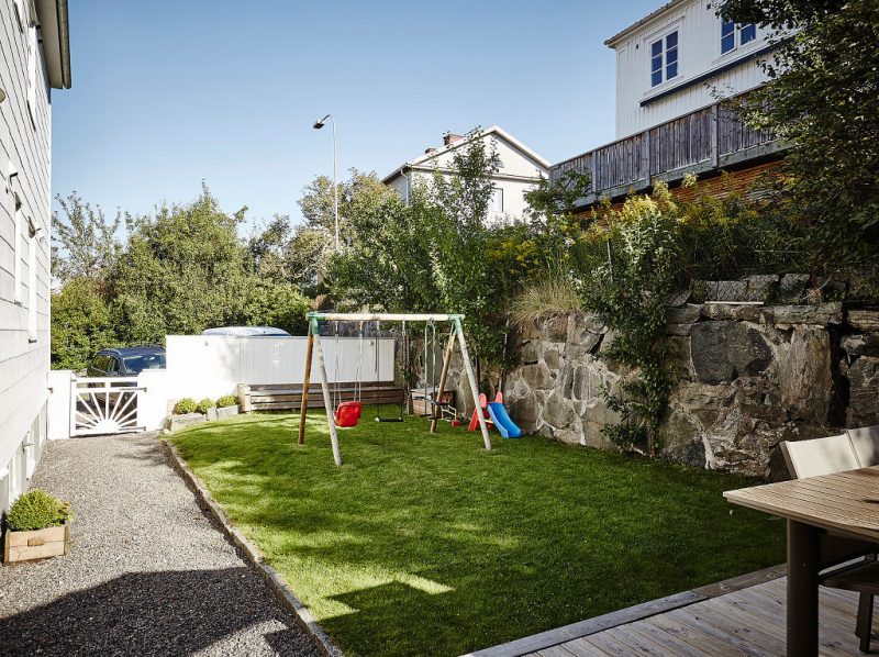 Grote tuin van vrijstaande villa in Zweden