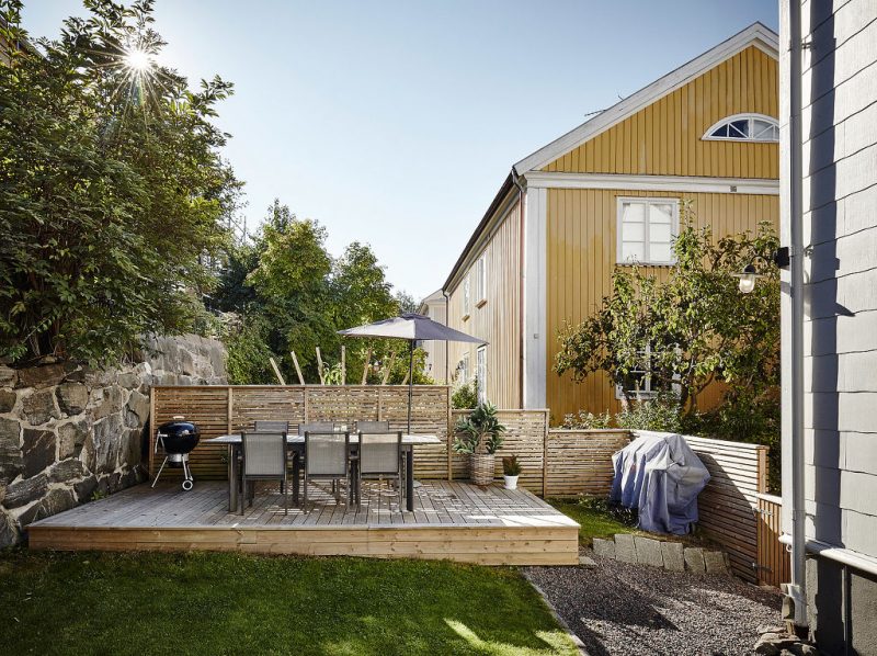 Grote tuin van vrijstaande villa in Zweden