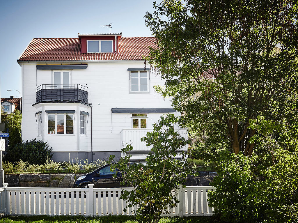 Grote tuin van vrijstaande villa in Zweden