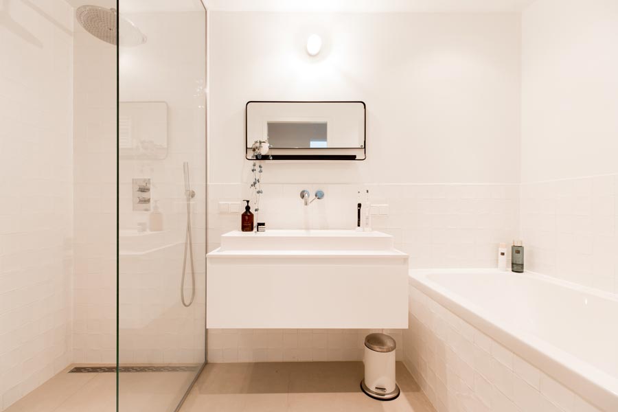 27x Kleine badkamer met bad en douche Interieur-inrichting.net