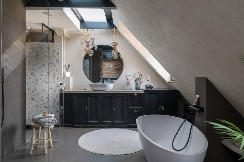 luxe chique badkamer ensuite zolder dakraam