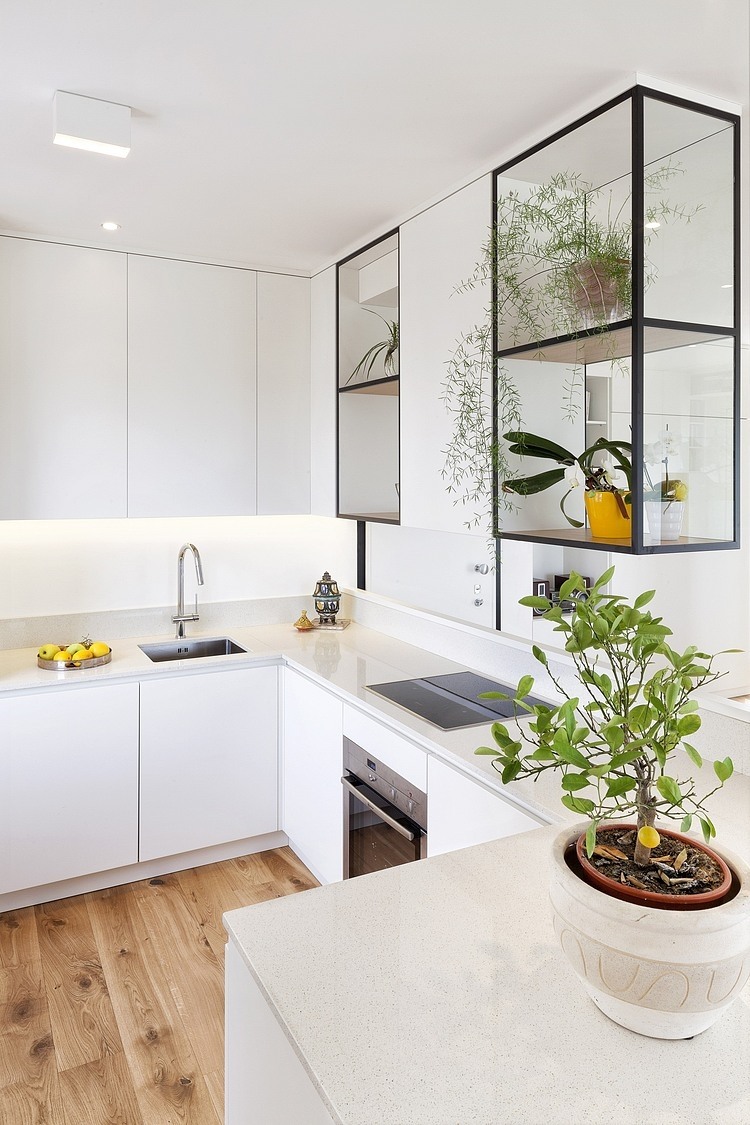 efficiëntie shit Maladroit Moderne keuken met stoere vitrinekasten van staal en glas –  Interieur-inrichting.net