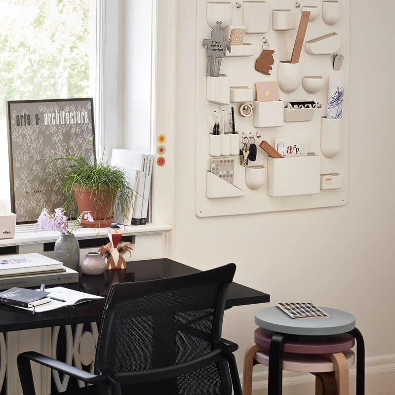 In deze werkplek is de Uten Silo van Vitra aan de muur gemonteerd naast het bureau - Dit is natuurlijk dé design muur organizer! Het is hier verkrijgbaar in verschillende kleuren en maten.