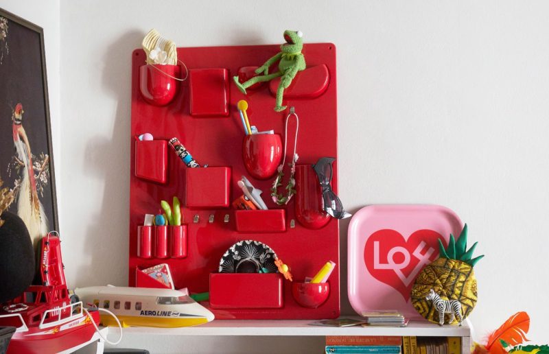 Een kleine Uten Silo van Vitra in het rood, als handige opberger in de kinderkamer.