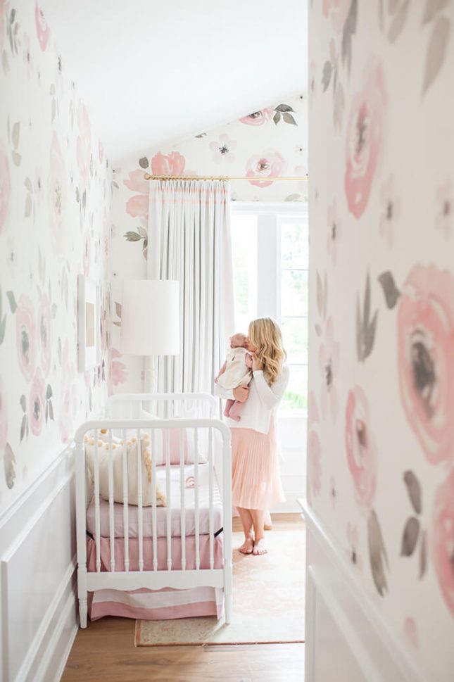 meten logboek donker Roze babykamer met bloemenbehang – Interieur-inrichting.net