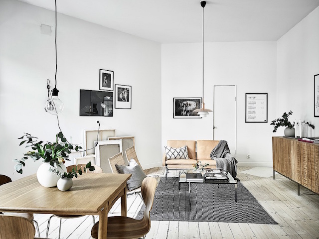 Scandinavische woonkamer zwart, en bruintinten – Interieur