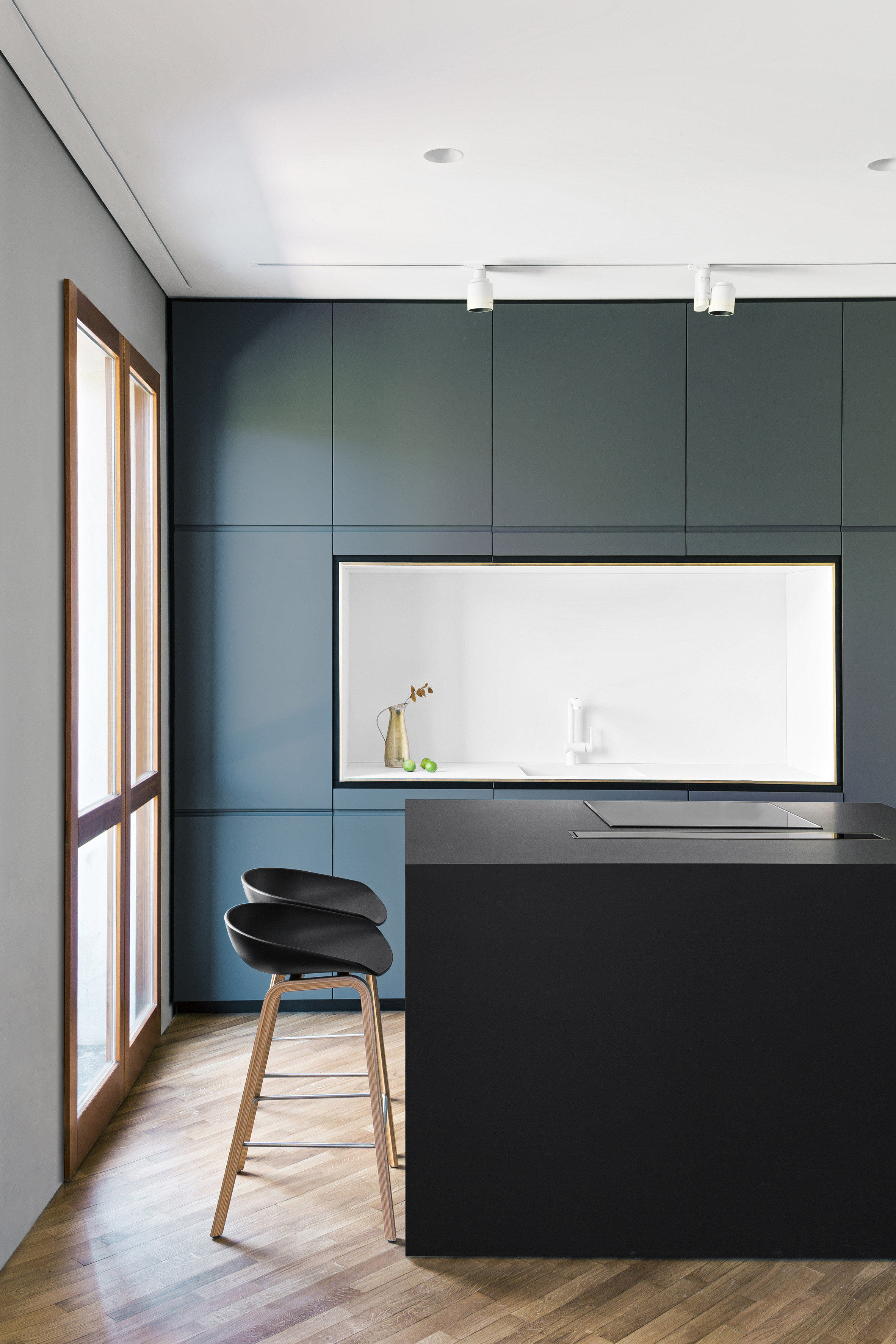 Confronteren passage de sneeuw Strakke moderne keuken met blauwe wandkast en zwart kookeiland –  Interieur-inrichting.net