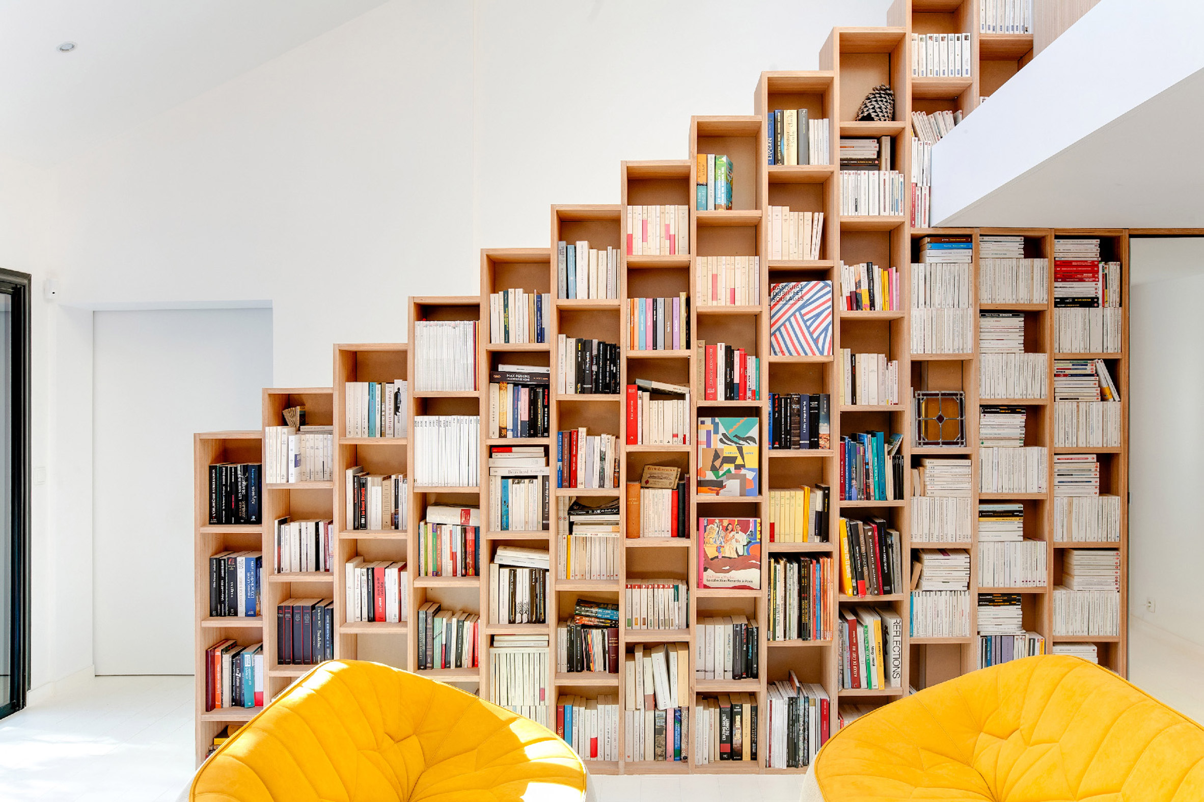 Lezen bouw Per Strakke witte trap met open houten boekenkast – Interieur-inrichting.net