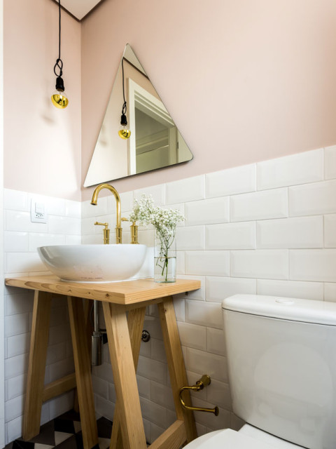 gangpad Geruststellen Stijg Toilet met roze muren, witte metrotegels en grafische vloertegels –  Interieur-inrichting.net